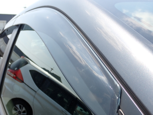 雨の日の換気に便利なドアバイザー付き！