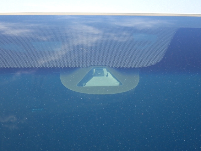 �t�����g�J�����őO���̎ԗ�����s�ғ������m�B�Փ˂������Ȏ��͏Փˉ���y���u���[�L���쓮�A�Փˉ�����T�|�[�g�B