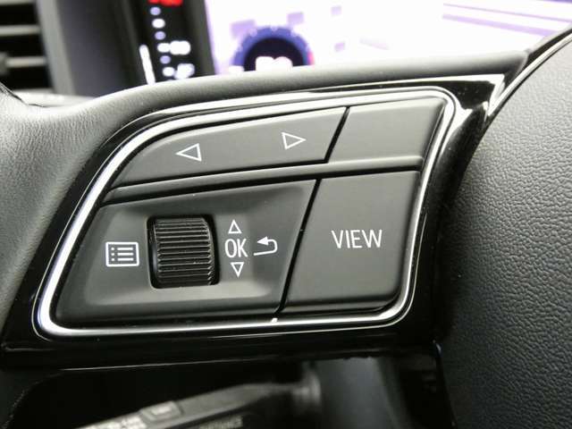 メーター類は黒の基盤に白色の明かりと赤色