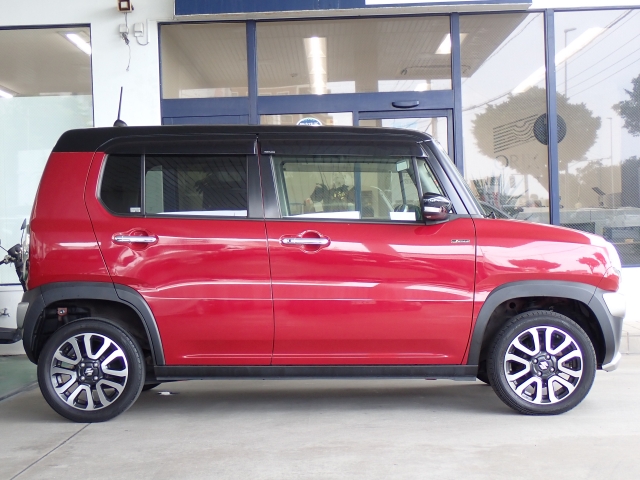 キーレスタイプで鍵を出さなくても(ドアノブについてる)黒いボタンを押すと開閉できます！