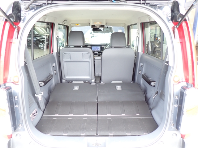 シートを倒せばラゲッジスペースがさらに広くなります