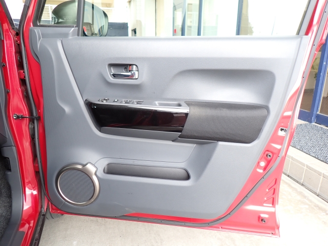 運転席ドア内側部分に書類を収納できるスペースございます