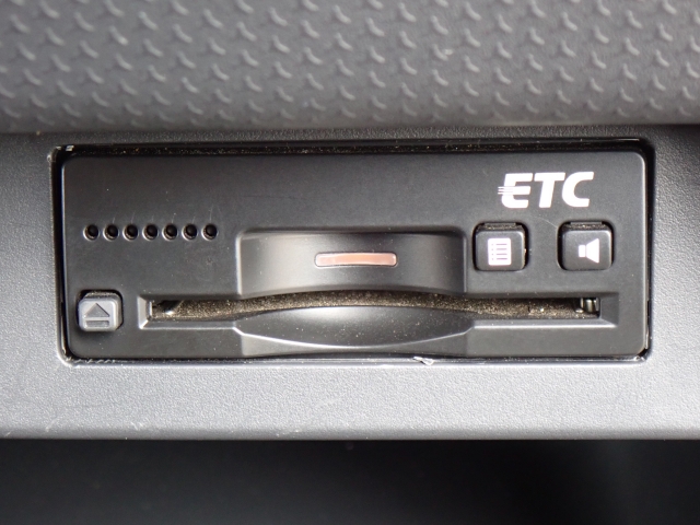 ETC搭載しているので有料道路走行時に料金所での停車することなく通過可能です。