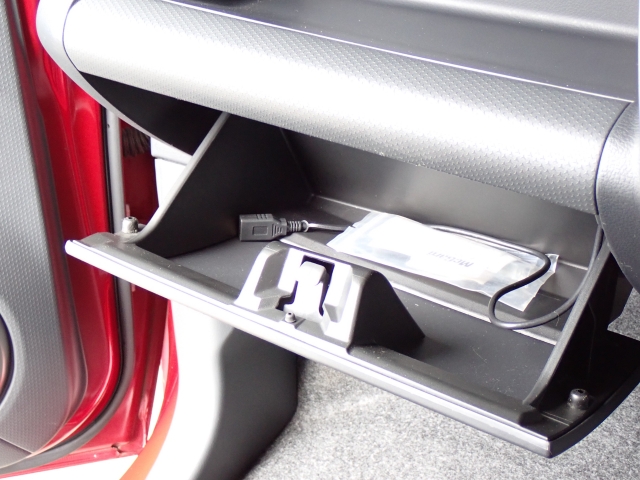 車検証入れなどの分厚い書類なども入ります