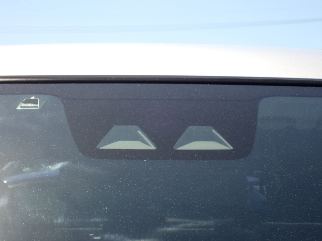 �t�����g�J�����őO���̎ԗ�����s�ғ������m�B�Փ˂������Ȏ��͏Փˉ���y���u���[�L���쓮�A�Փˉ�����T�|�[�g�B