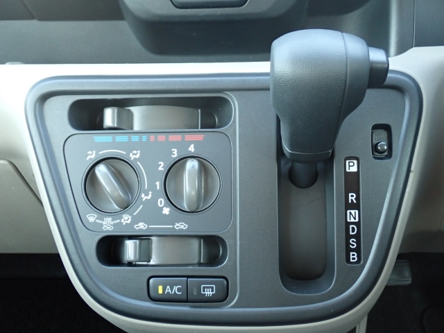 シフトとエアコンです。ダイヤル式のマニュアルエアコンになります。シンプルで使いやすい！