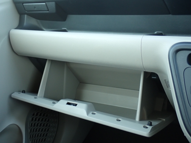 収納たっぷりグローブボックス。