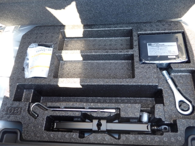 パンク修理キットが付いてます.