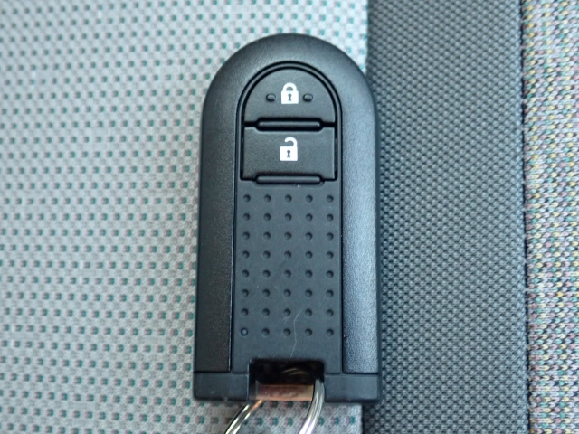 スマートキー装備！キーをポケットやバッグに入れたまま、ドアロックの開錠・施錠・エンジン始動が可能です。