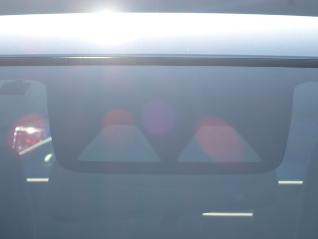 フロントカメラで前方の車両や歩行者等を検知。衝突しそうな時は衝突回避軽減ブレーキが作動、衝突回避をサポート。