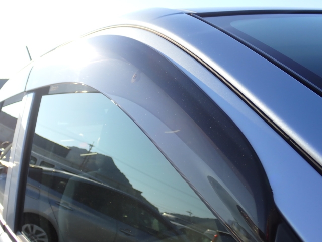 雨の日の換気に便利なドアバイザー付き！