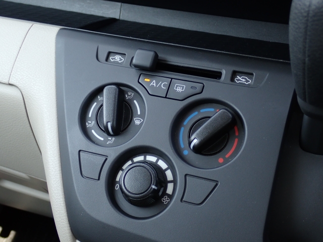 ダイヤル式のマニュアルエアコンになります！シンプルにまとめられています♪