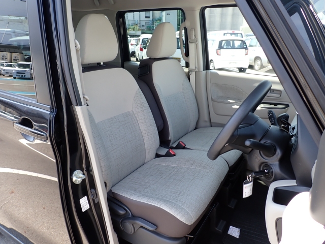 運転席も大きな擦れもなく状態良好です。