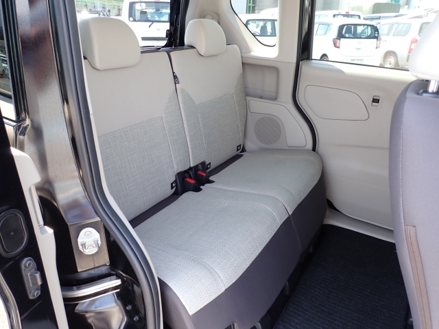 後部座席も大きな擦れもなく状態良好です。