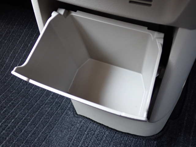 ちょっとした小物入れに便利ですね♪