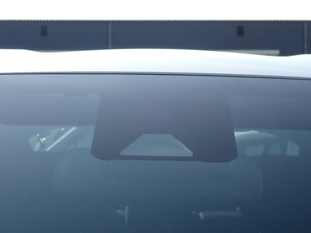 �t�����g�J�����őO���̎ԗ�����s�ғ������m�B�Փ˂������Ȏ��͏Փˉ���y���u���[�L���쓮�A�Փˉ�����T�|�[�g�B