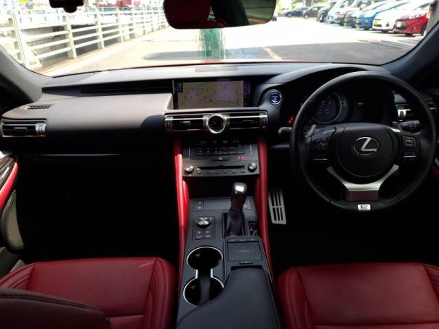 見晴らしもよくナビモニターも見やすい位置で運転、ナビとも操作しやすい！そして高級感のある車内空間です！