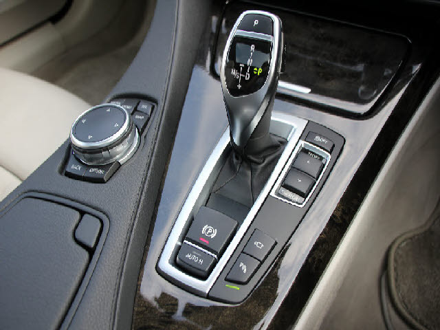 全車店頭にて展示中！お越し頂ければ現車確認が可能です。お気軽にお越しくださいませ。専門スタッフが細かくご説明させて頂きますので輸入車にご不安がある方でも安心です。