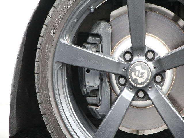 全車店頭にて展示中！お越し頂ければ現車確認が可能です。お気軽にお越しくださいませ。専門スタッフが細かくご説明させて頂きますので輸入車にご不安がある方でも安心です。