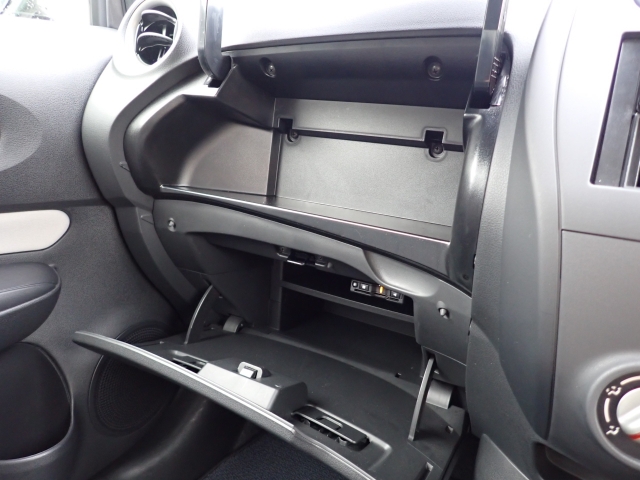 ����ȑO�ɂ͎Ԍ��ؓ��ꓙ���ވꎮ�����[�ł���O���[�u�{�b�N�X���������܂��B