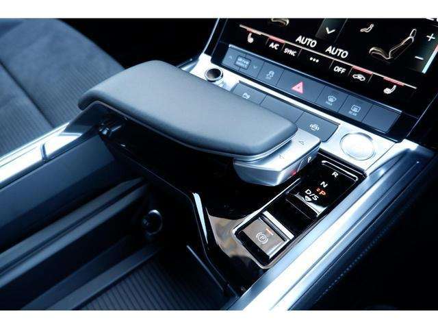 �r �����������S����̃X�e�A�����O�z�C�[���͑���������������������߂܂��B