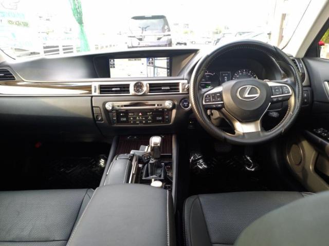 見晴らしもよくナビモニターも見やすい位置で運転、ナビとも操作しやすい！また足回りがとてもしっかりとしているので長距離の運転も疲れづらいです！