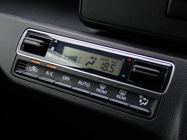 ★オートエアコン装備(^^♪★室温調整も楽々！快適な室温を素早く調整可能です。操作パネルやスイッチも上質で操作性も良好です。