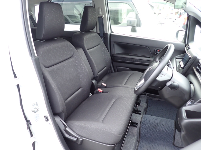 運転席も大きな擦れもなく状態良好です。