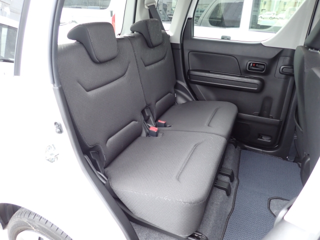 後部座席も大きな擦れもなく状態良好です。