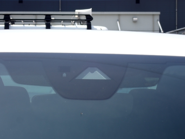 �t�����g�J�����őO���̎ԗ�����s�ғ������m�B�Փ˂������Ȏ��͏Փˉ���y���u���[�L���쓮�A�Փˉ�����T�|�[�g�B