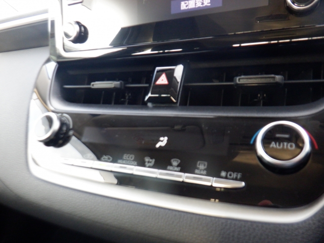 オートエアコン装備。温度設定ができて、室内快適ですよ。