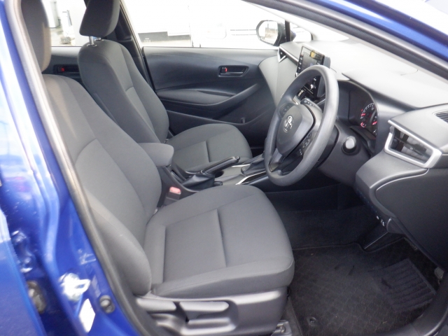 フロントシートも状態良好ですよ。大きな汚れもなく、安心です。座り心地もいいですよ。