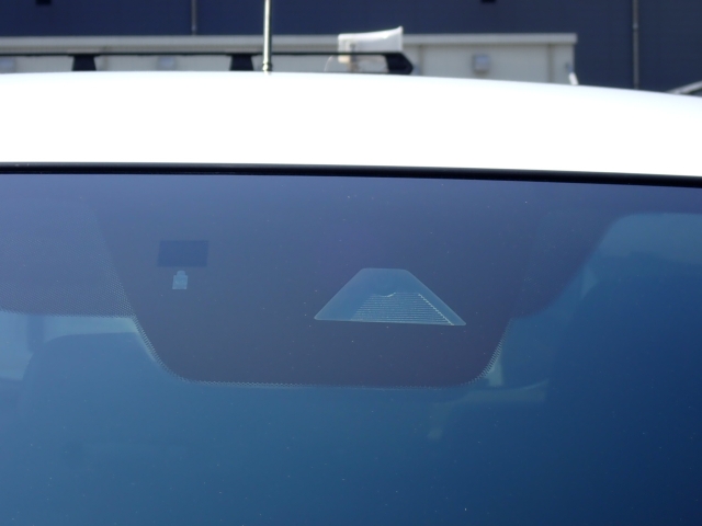 �t�����g�J�����őO���̎ԗ�����s�ғ������m�B�Փ˂������Ȏ��͏Փˉ���y���u���[�L���쓮�A�Փˉ�����T�|�[�g�B