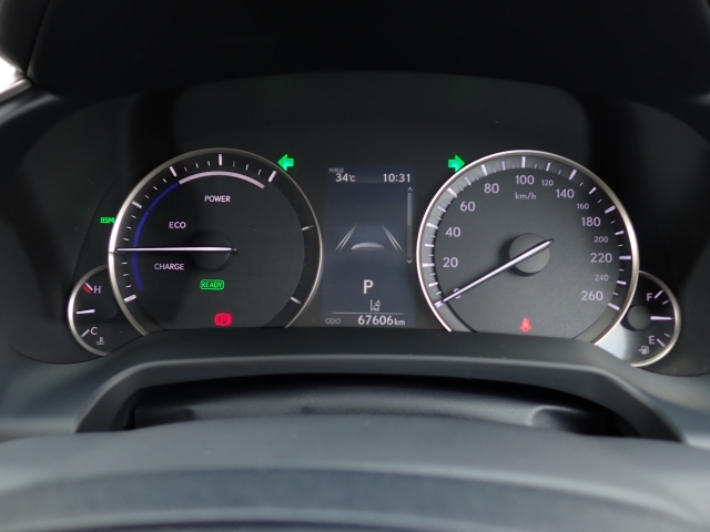 視認性の良い計器パネルです。一目で欲しい情報を認識できますね。