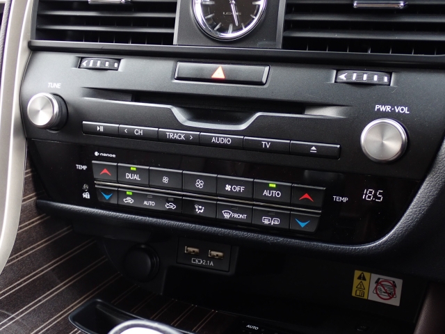 ★オートエアコン装備(^^♪★室温調整も楽々！操作パネルやスイッチも上質で操作性も良好です。