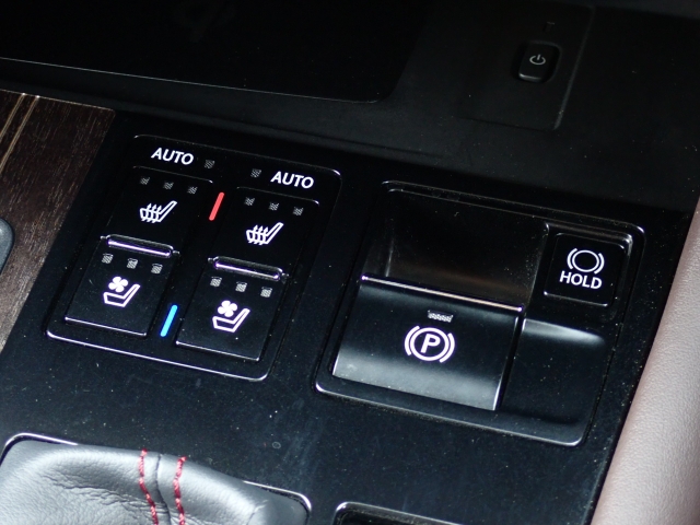 運転席、助手席共にベンチレーションシートです。