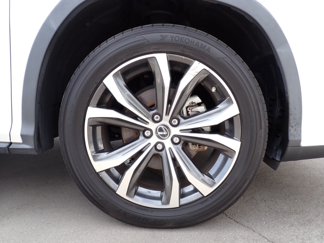 スタイリッシュな純正アルミホイール装着しております！！