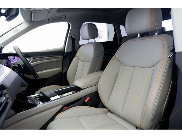 ���E�̃J�����̊p�x�̓^�b�`�X�N���[���ő���\�ł��B�T�C�h�A�V�X�g�̍쓮���ɂ��^�b�`�X�N���[���Ōx����\�����A�E�C���J�[���ɂ��_�����܂��B