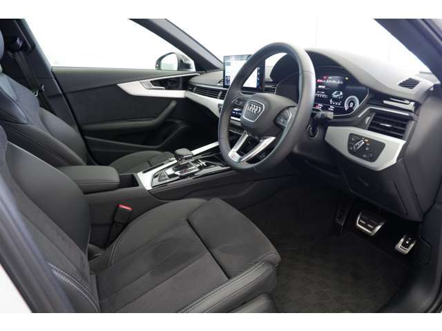 Ｓ　ｌｉｎｅロゴ入りのステアリングホイールは操る愉しさをいっそう高めます。