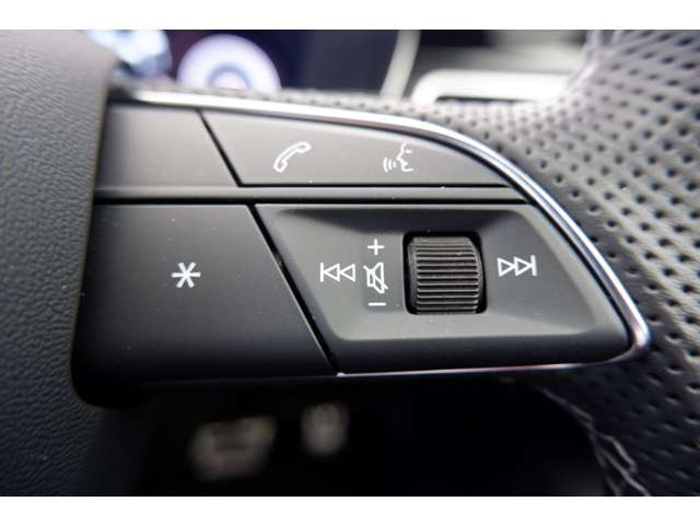 ウィンカーレバーはハンドル左側のレバーで操作します。ワイパー作動を手動で変更する際はハンドル右側のレバーで操作します。