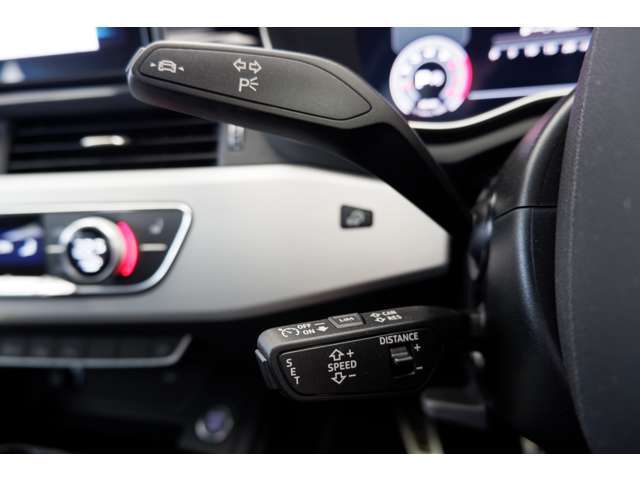 レーザーセンサーで前方車両を検知しブレーキやアクセル操作を一定に維持する「アダプティブクルーズコントロール」を装備しています。高速道路などで快適なロングドライブをサポートします。