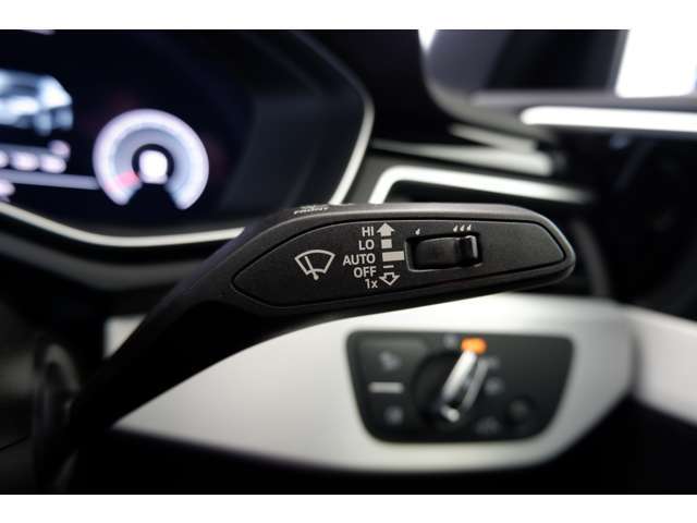 メーター類は黒の基盤に白色の明かりと赤色の指針で表示され、分り易く視認性の良いデザインとなっています。