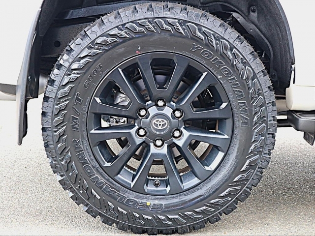 純正18インチAWに新品YOKOHAMAジオランダーMTタイヤを装着！迫力が出ます。