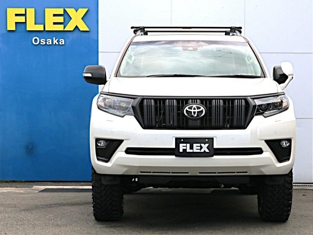 マッドブラックの専用グリルが特別感あります☆