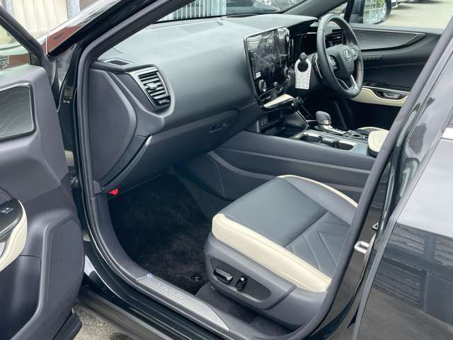 助手席シート付近