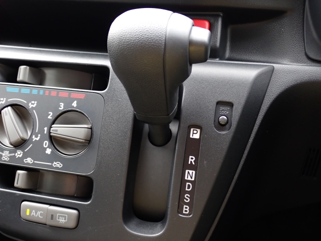 �I���b�N�X�F�蒆�ÎԂ͌��I�����㎿�Ȏ��q�݂̂����͂��v���܂��B�S�ԂɃv���̐E�l�ɂ��O�ꂵ�����O���̐��|�A�����グ�Ă���܂��B