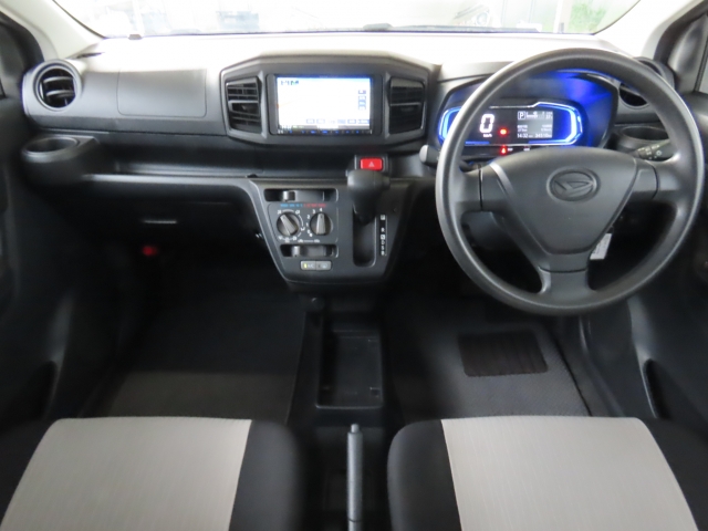 内外装の清掃・ガラス系ボディコーティングをCARクリーニング専門業者が施工いたしますので大変清潔。オリックス自動車ではみなさまに快適なドライブをお約束。