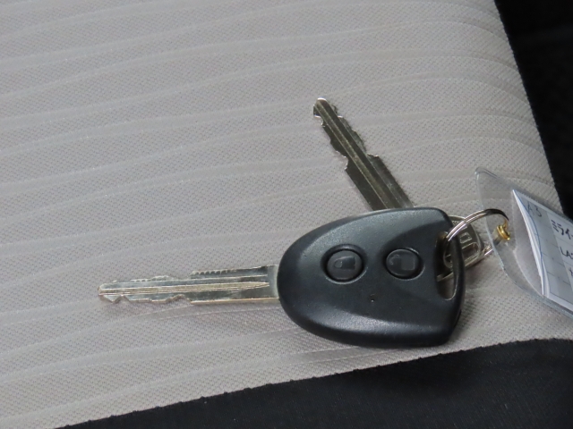 キーレスキーエントリーで車外からドアの開閉も楽チンですネ