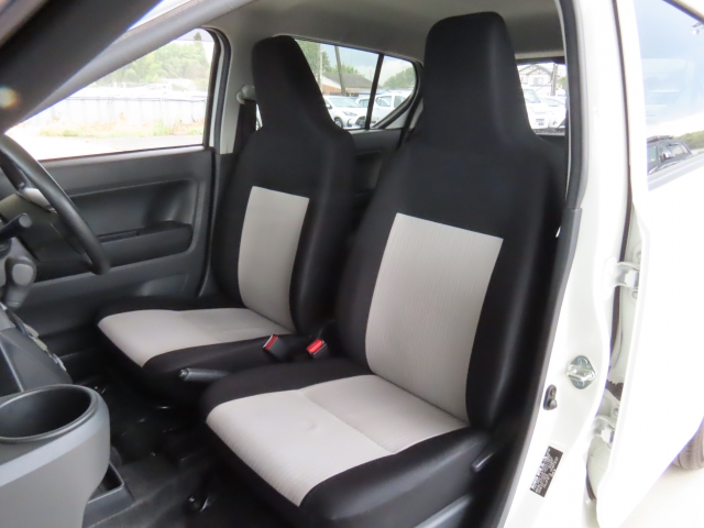 フロントシートも状態良好ですよ。大きな汚れもなく、安心です。座り心地もいいですよ。