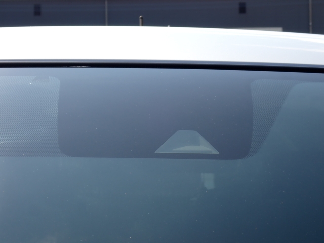 �t�����g�J�����őO���̎ԗ�����s�ғ������m�B�Փ˂������Ȏ��͏Փˉ���y���u���[�L���쓮�A�Փˉ�����T�|�[�g�B